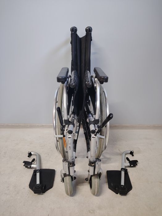 Carucior cu rotile pliabil/fotoliu rulant persoane cu dizabilitati.040