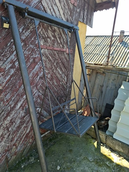 Balansoar cu 2 locuri din fier forjat,  șezut din lemn,  stare bună