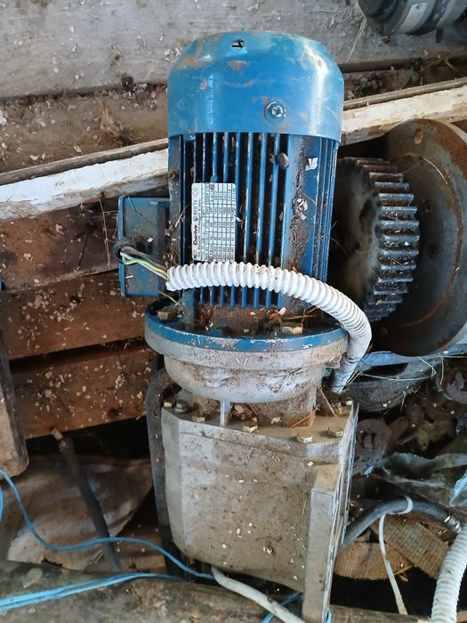 Motoare trifazice cu reductor