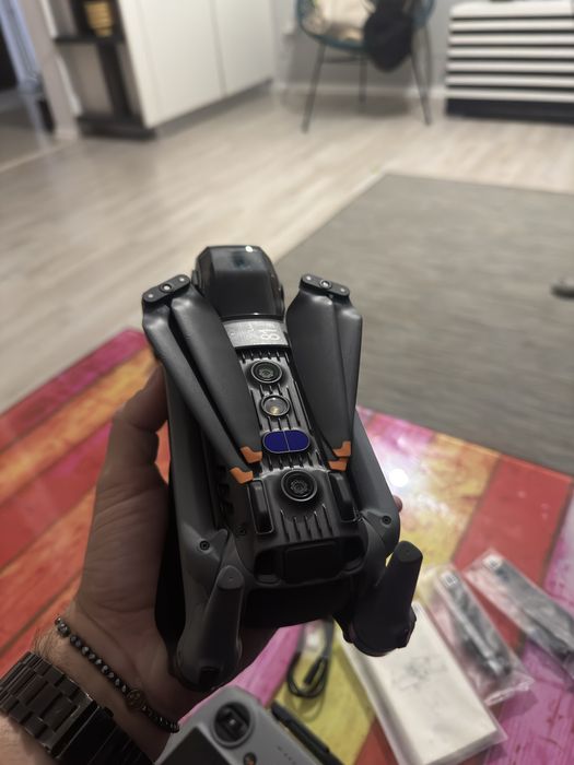 DJI Air 3 Fly More combo cu 3 baterii si controler ch display