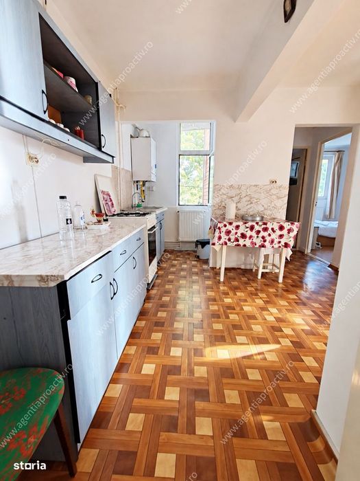 Apartament cu 4 camere , Micro 39B, etajul 1, 2 băi și 2 balcoane