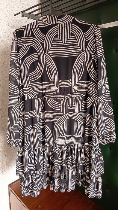 Рокля с волани и буфан ръкав