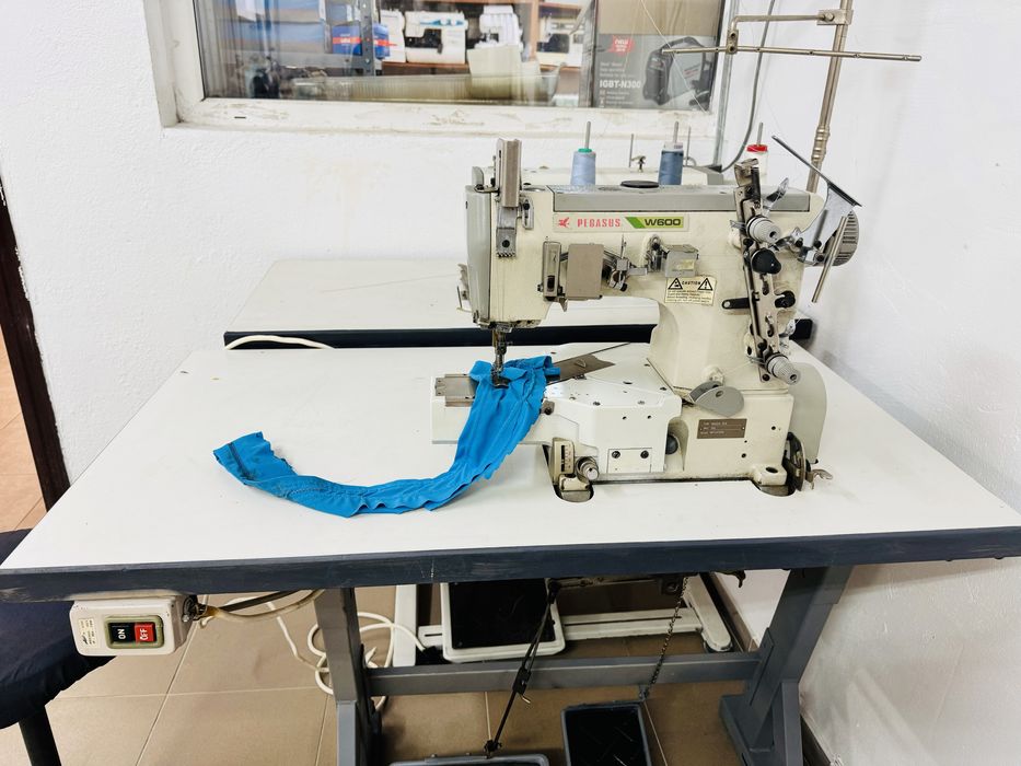 Masina de cusatura elastica Uberdeck Pegasus cu brat