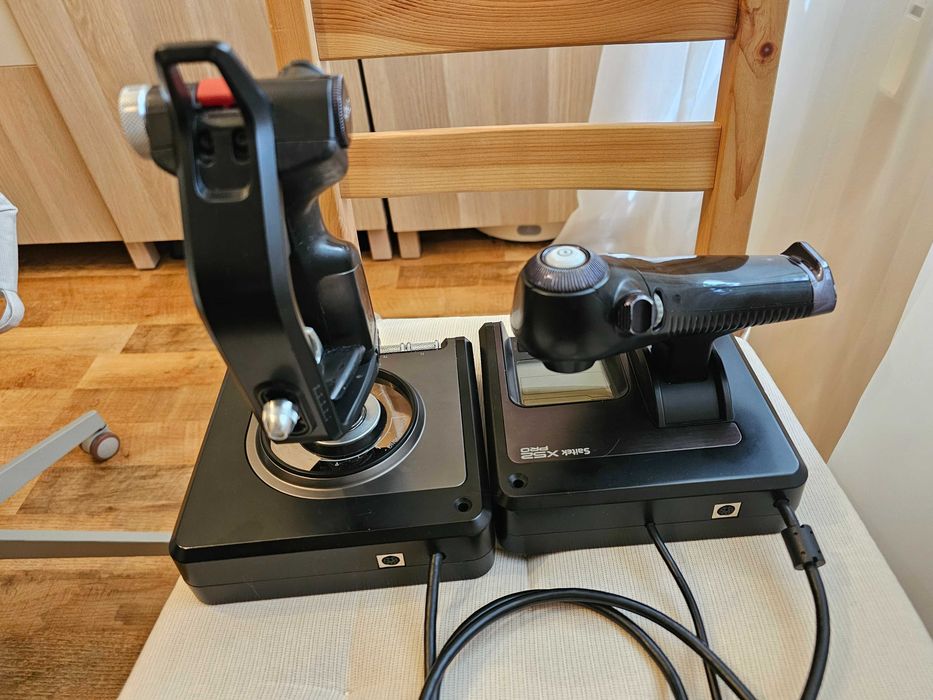Logitech Saitek x52Pro HOTAS (joystick + throttle)