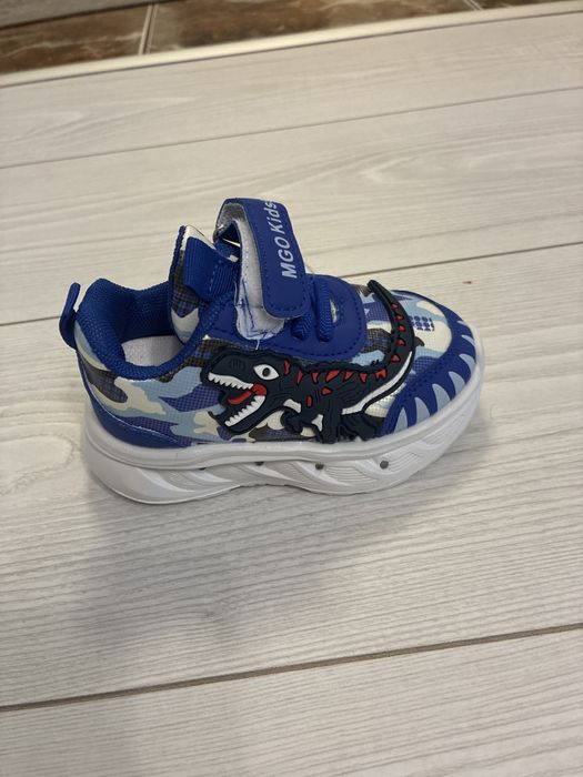 Vand adidasi noi bebe cu luminite EU 21.5