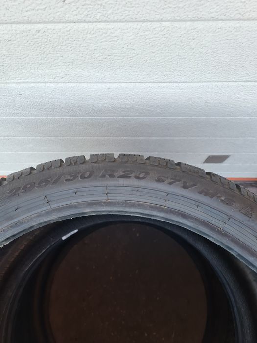 Зимни гуми 2 броя PIRELI SottoZero 295 30 R20 дот 4017