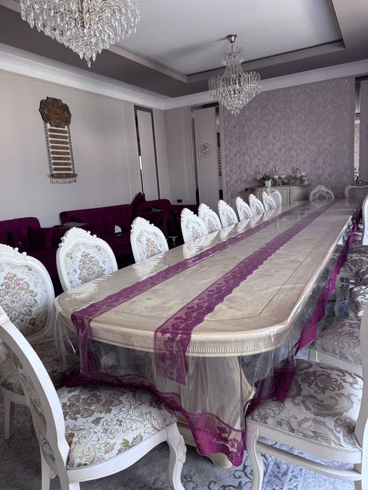 Стол со стульями для гостинной