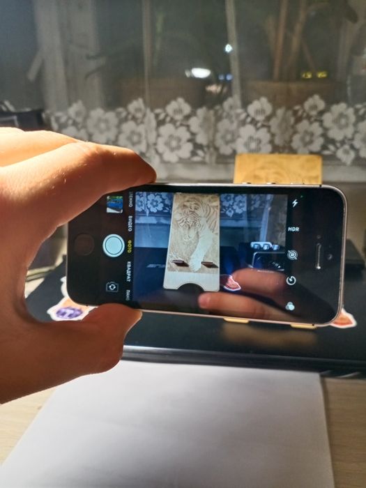 Продам iPhone SE 2016