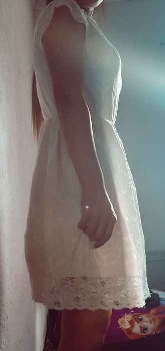 Красивая белая платье...