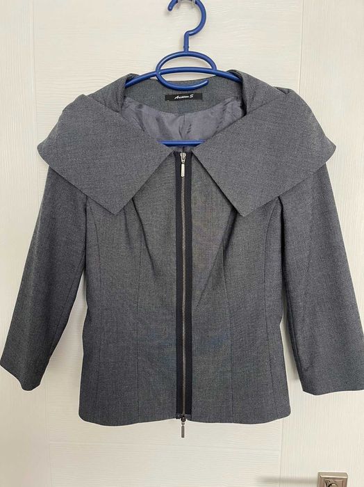 Продава се дамско сако размер S