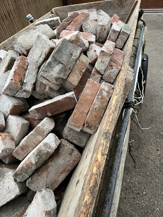 Caramida din demolari, curățată.