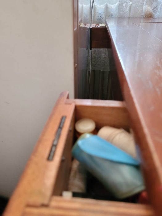 Masa și masină de cusut vintage