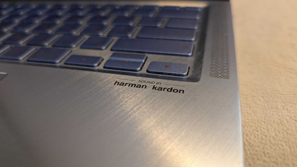 ASUS ZenBook 14 UM431D, Full HD, AMD Ryzen 5 3500U, 8 GB, 512 GB NVMe