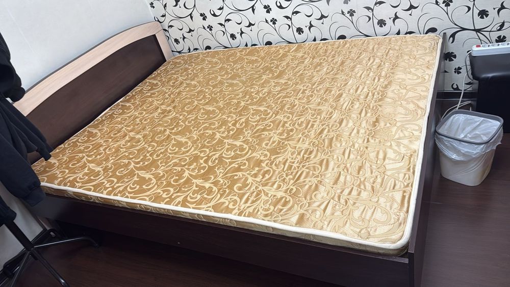 Кровать двуспальная.