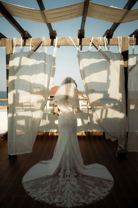 Сватбена рокля на дизайнера Justin Alexander плюс воал