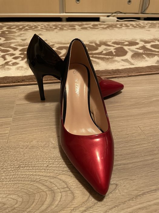 Vând pantofi cu toc