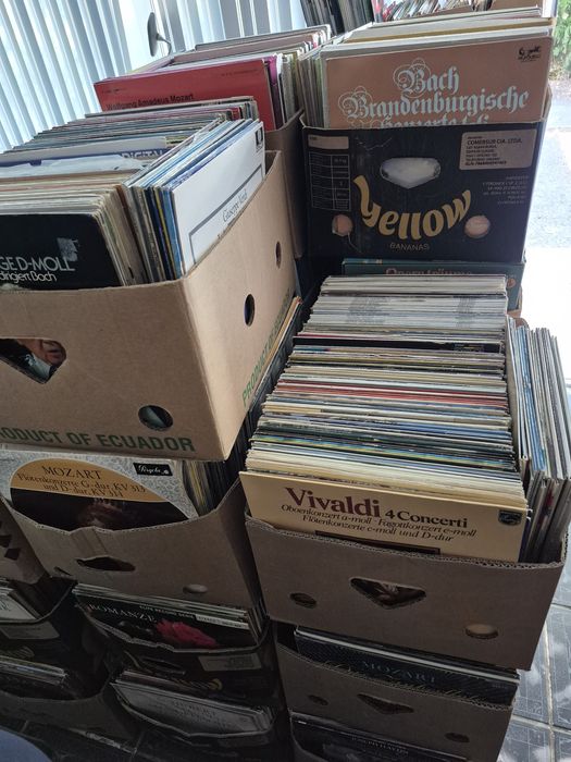 Vând Discuri Vinil colectie 150lp  in stare buna cu muzica clasică 
- T