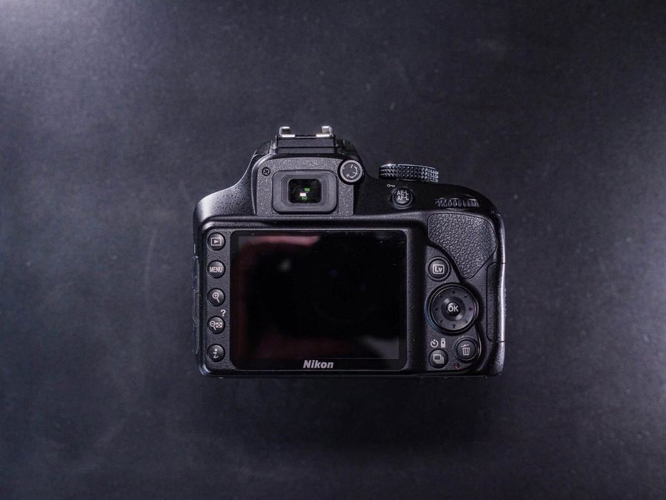 Nikon D3400 (numai 12809 cadre trase!)+ Nikkor 18-55mm + Nikkor 35mm