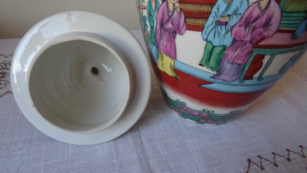 Ваза с капак от Азия, дфинджифилов буркан.