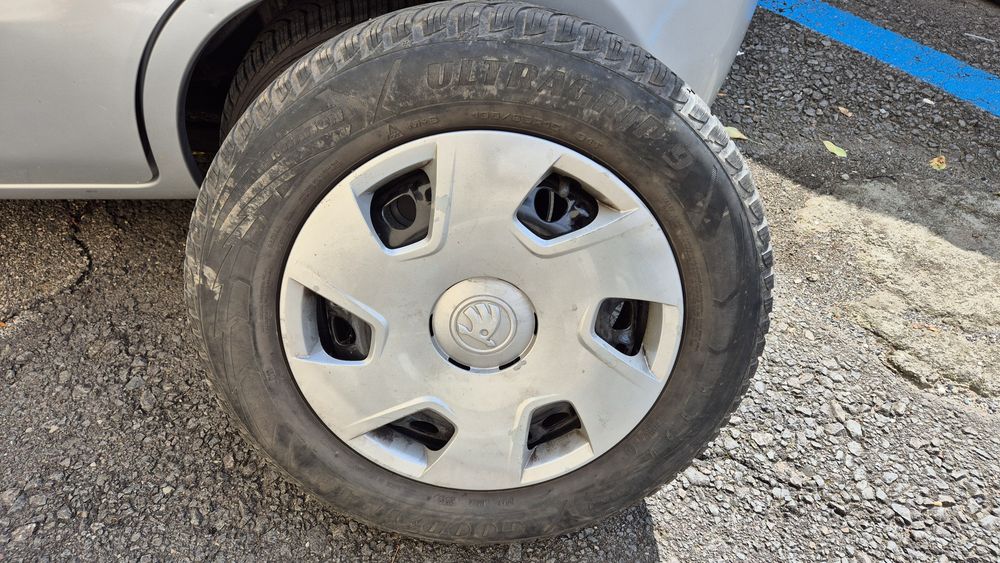 Set 4 Jante Oțel R15 VAG Skoda VW AUDI + Capace Skoda + Anvelope Iarnă Goodyear (195/65 R15) uzate
