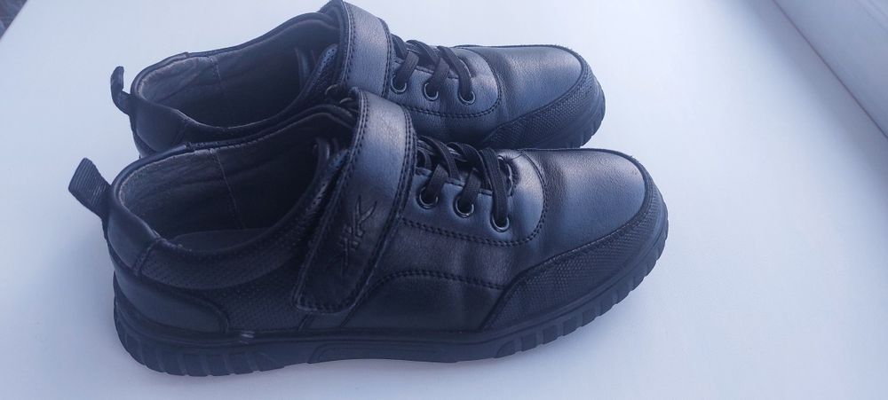 Продам школьную обувь