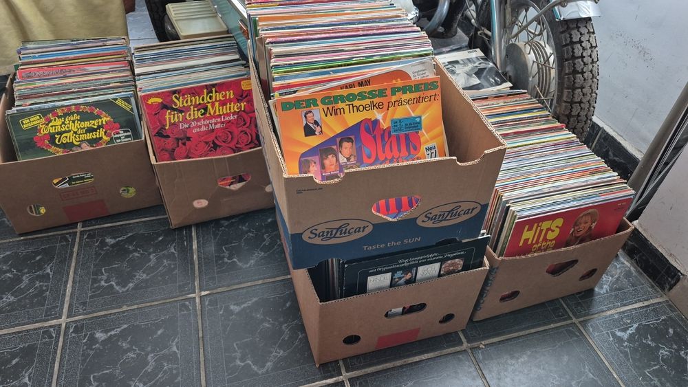 Lot Discuri Vinil colectie 200 in stare buna cu muzica usoara 

- Tot