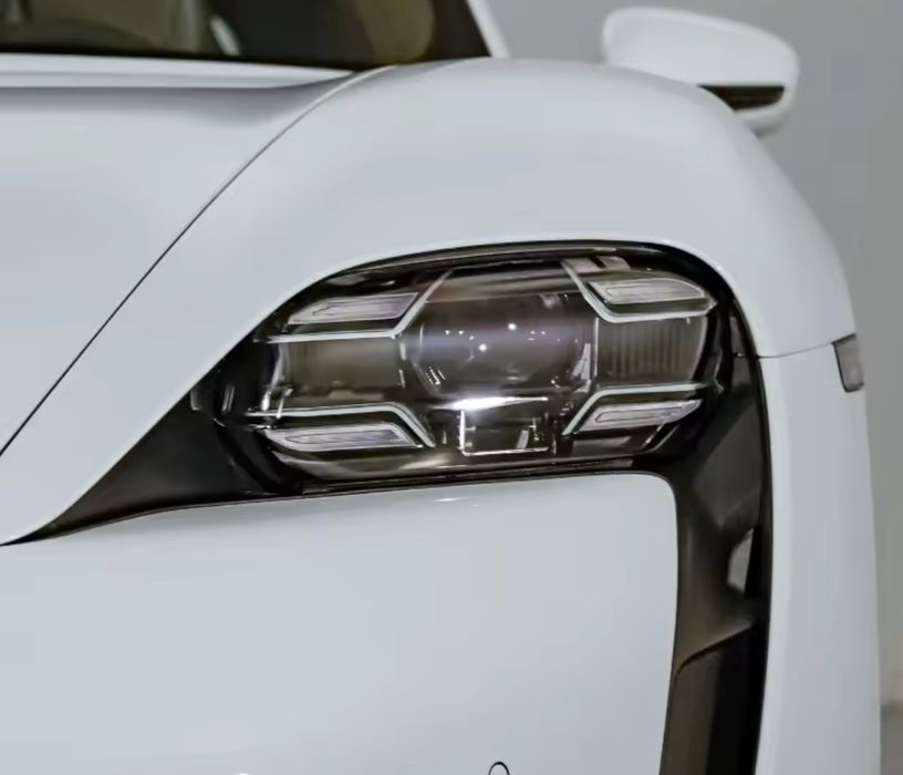 Платка за къси светлини на Porsche Taycan