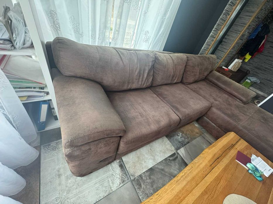 продавам диван в добро състояние с размер 265/200, цена 200 евро. Безплатен транспорт за Аспарухово, Галата, Боровец.