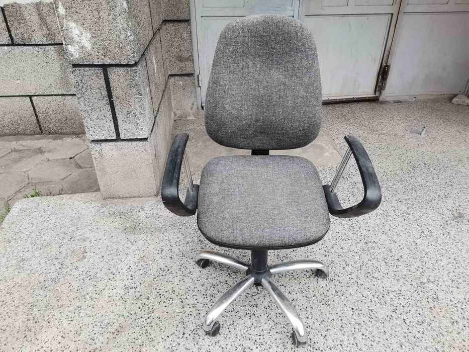 Офис стол с подлакътници и метална кръстачка