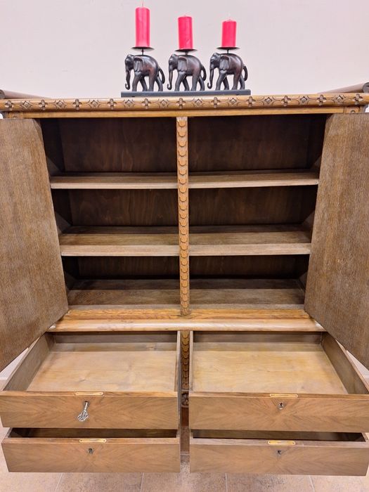 Гардероб, шкаф с богата дърворезба