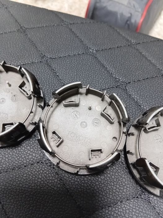 Центральные колпачки оригинал Toyota Lexus