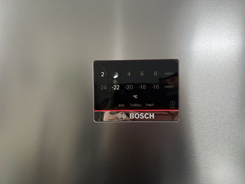 Хладилник с фризер BOSCH KGN56XIDR нов във гаранция