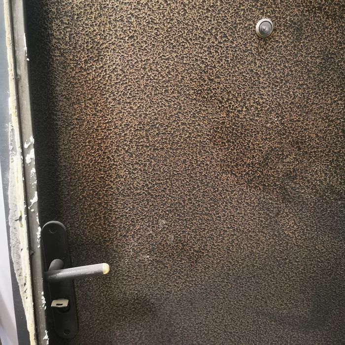 Метална врата, ползвана