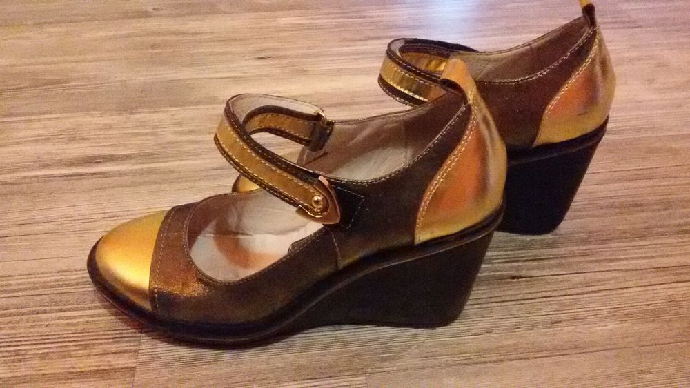 Продавам 2 чифта обувки