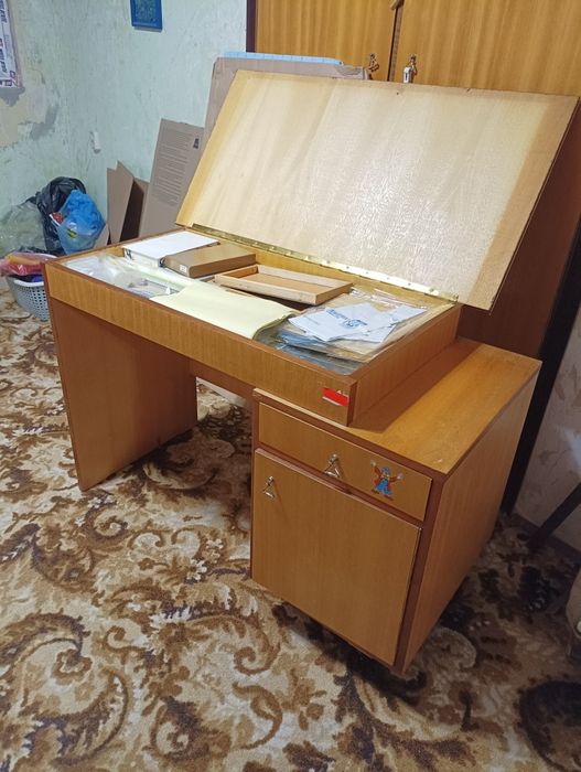 Продавам бюро от дървен материал,