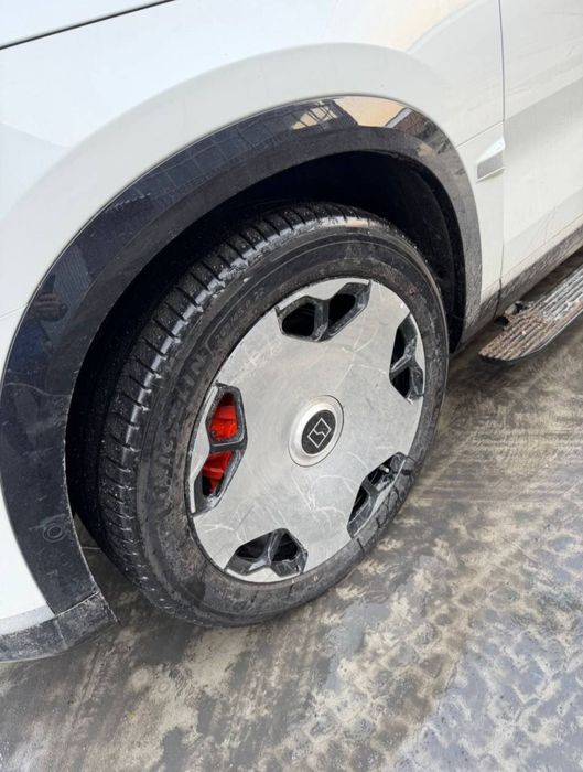 **Zeekr 9x ultra oq salonda