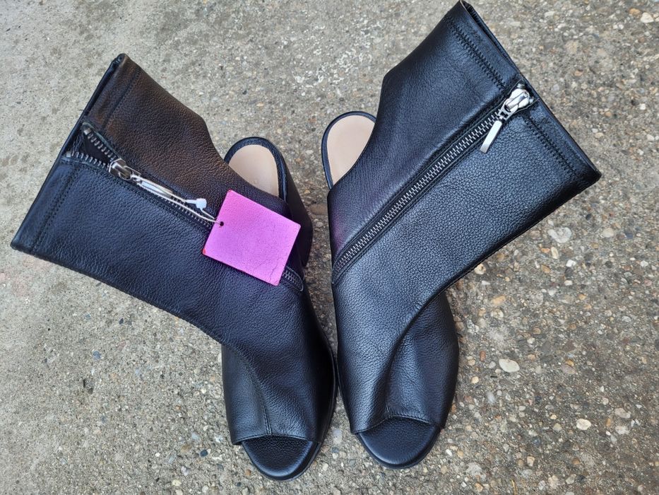 Botine decupate din piele