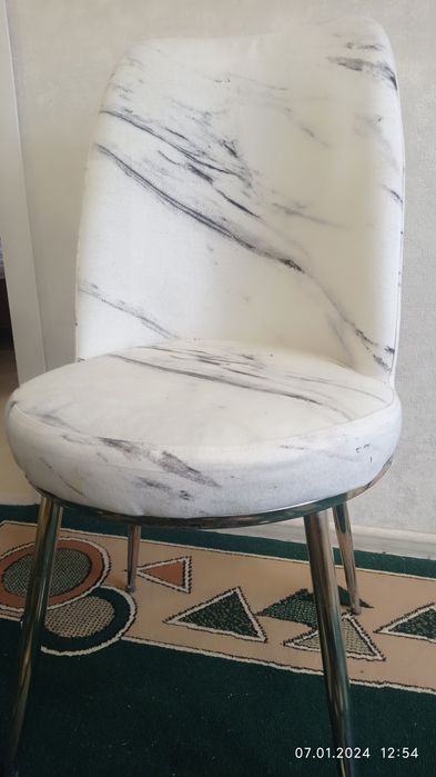 Продаю стол со стульями