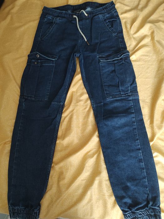 Vând pantalonii lungi