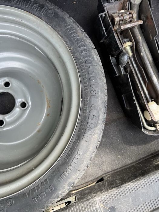 Резервна гума Ww poli 105.70.14 с крик ключ кука като нова Continental