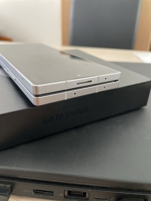 Продавам Samsung Z-Fold 6