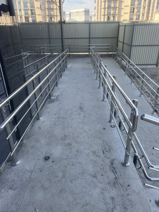 Перила из нержавеющей стали.