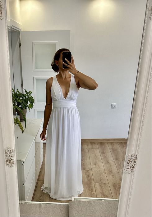 Дълга рокля в бял цвят.