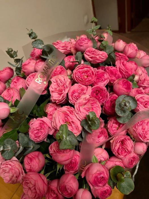 Пионовидные свежие розы