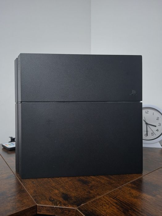 Vând ps4 cu joc si maneta