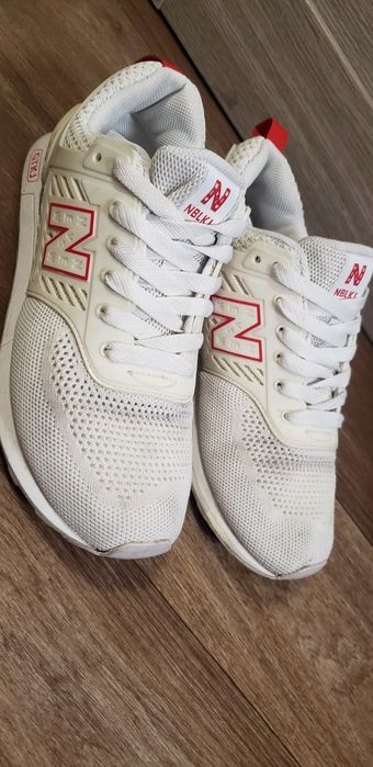 Белые легкие дышащие кроссовки.