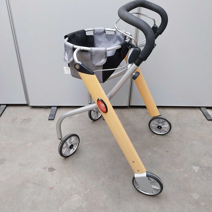 НАЙ ДОБРАТА ОФЕРТА  Ролатор за възразтни хора Trust care