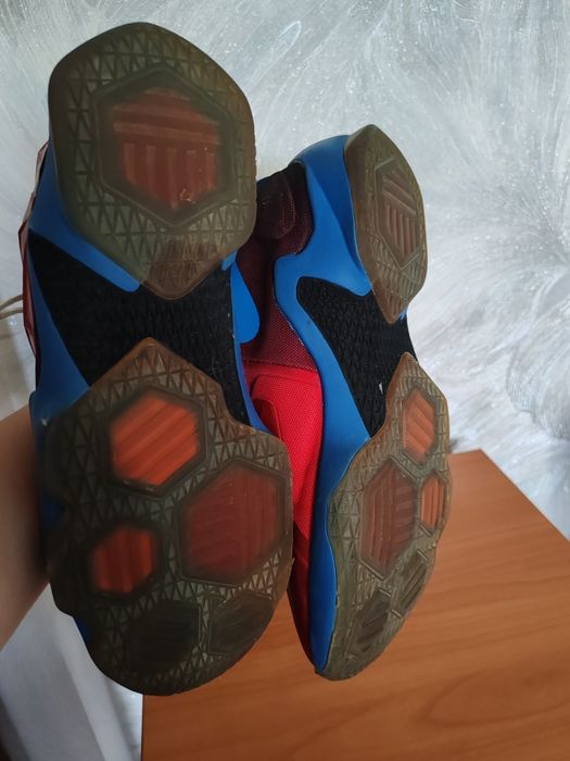 Баскетбольные кроссовки Nike LeBron