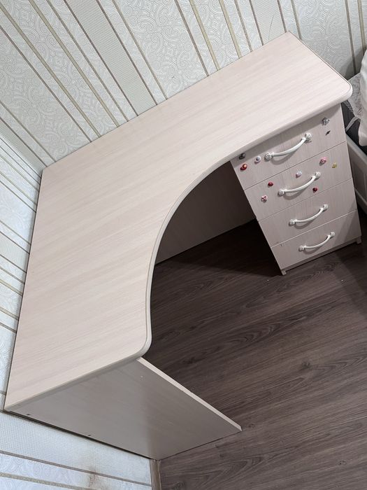 Продам стол угловой письменный