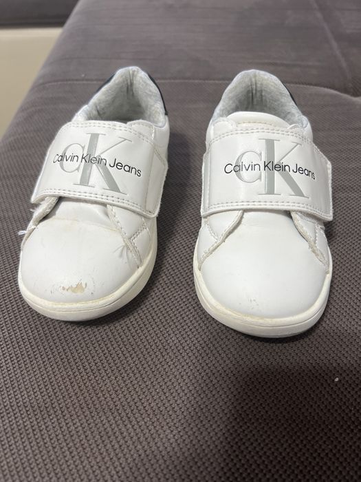 Adidasi Calvin Klein am măsurat cu ruleta in interior și au 15 cm
